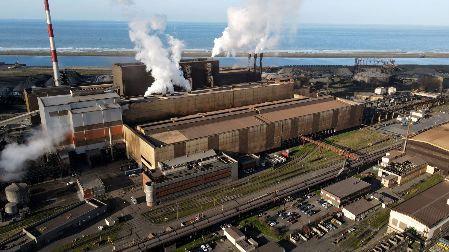Climat : ArcelorMittal va investir 1,8 milliard d'euros, avec l'aide de l'Etat, pour décarboner son site de Dunkerque
