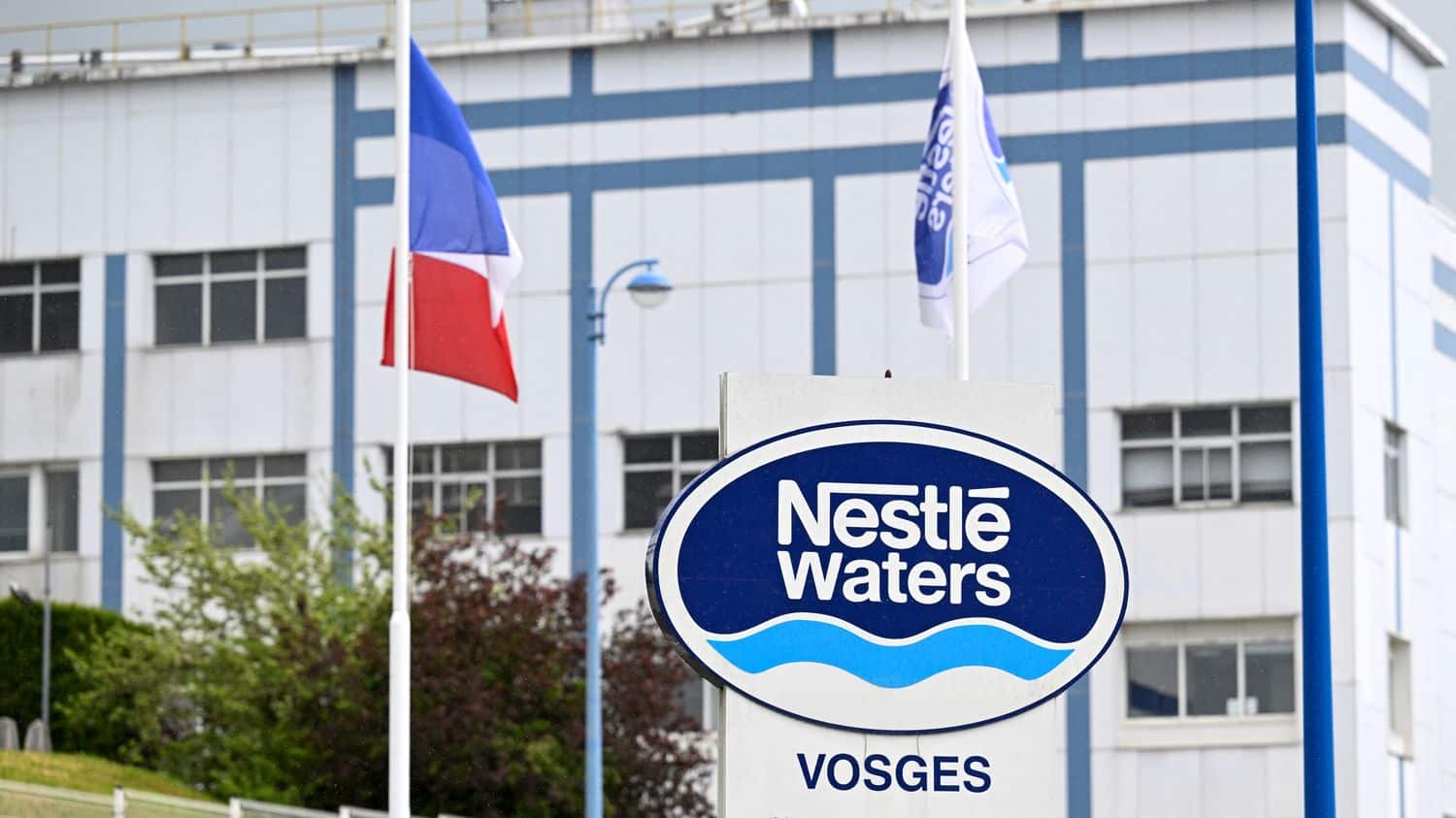 Eau purifiée illégalement par Nestlé : des sénateurs "demandent la publication du rapport tenu secret par le gouvernement"