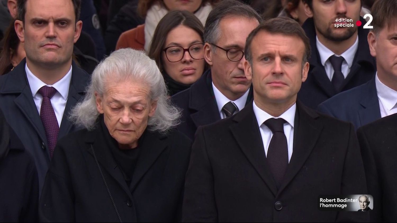 Hommage national à Robert Badinter : "Votre nom devra s'inscrire au Panthéon", déclare Emmanuel Macron
          Le président de la République a prononcé mercredi l'éloge funèbre pour saluer la mémoire de l'ancien garde des Sceaux, mort le 9 février.