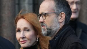 "Arrêtez-moi" : J.K. Rowling réagit à une loi écossaise aggravant les peines contre les auteurs de discriminations, notamment transphobes